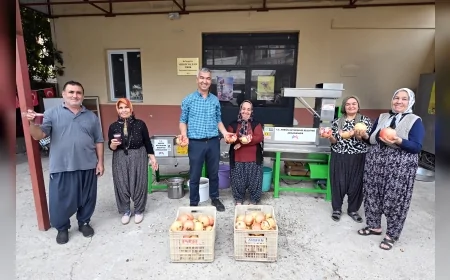 Mersin Büyükşehir Belediyesi’nden Karahacılı Üreticilerine Nar Taneleme ve Sıkma Makinesi Desteğiyle Verim Artışı Sağlandı