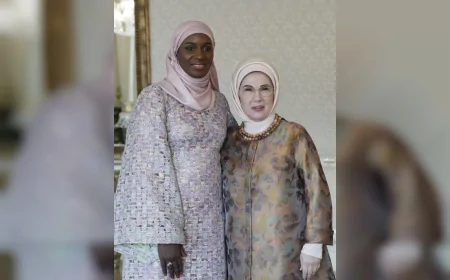 Cumhurbaşkanı Erdoğan’ın Eşi Emine Erdoğan ile Marie Khone Faye İstanbul’daki “Yankılar” Sergisi Açılışında Bir Araya Geldi