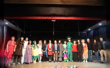 Yunusemre’de Çocuk Tiyatrosu İlgi Gördü: “Bizim Ayşe Abur Cubur Krallığında” Sağlıklı Beslenmeyi Sahneye Taşıdı