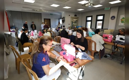 Efes Tarlası Yaşam Köyü’nde Düzenlenen “Bir Çanta Dikelim Pazara Gidelim” Atölyesi Kadınların Üretim Becerilerini Güçlendirdi