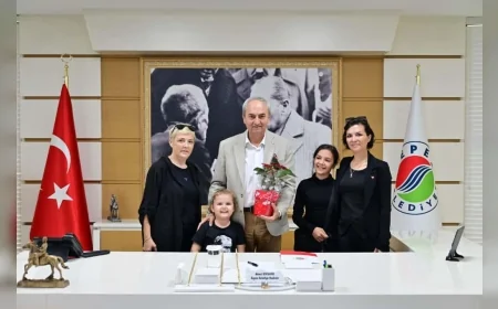 Kepez Belediye Başkanı Mesut Kocagöz Halk Günü’nde Gençliğe Hitabe’yi Ezbere Okuyan 5 Yaşındaki Defne’nin Sürpriziyle Duygusal Anlar Yaşadı