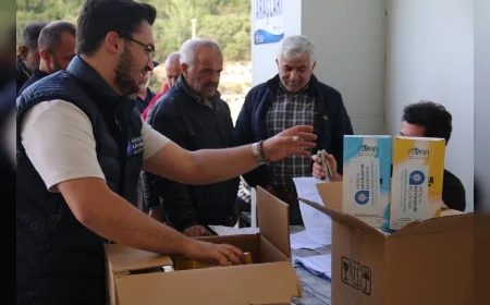 Antalya Büyükşehir Belediyesi Kaş’ta Organik Üretimi Destekleyen Yapışkan Tuzak Dağıtımıyla Çiftçilere Biyoteknik Mücadele Sağlıyor