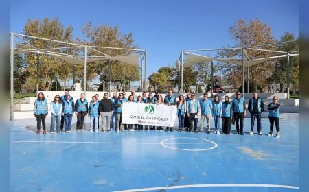 İzmir’in Buca İlçesinde Gönüllüler Yörük Ali Efe Parkı’nda Bir Araya Gelerek Çevre Temizliğiyle Doğa Hassasiyetine Örnek Oldu