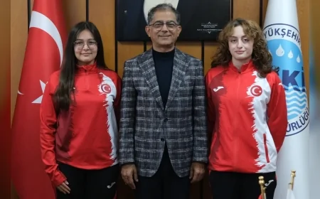 Tokyo Deaflympics Öncesi Millî Yüzücüler İdil Bengisu Tunçbilek ve Irmak Çetinkaya, Eskişehir’de Destek Ziyareti Gerçekleştirdi