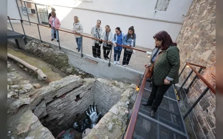 Tarihi Kıllıoğlu Hamamı’nda Açılan “Boşluk Aralık Mesafe” Sergisi Restorasyon Sonrası İzmir’de Yoğun İlgi Görüyor