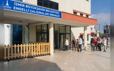 İzmir Büyükşehir Belediyesi’nin Görme Engellilere Yönelik “Dansla Terapi Atölyeleri”nde Katılımcılar Ritmi Hissedip Bedenleriyle Özgürleşti
