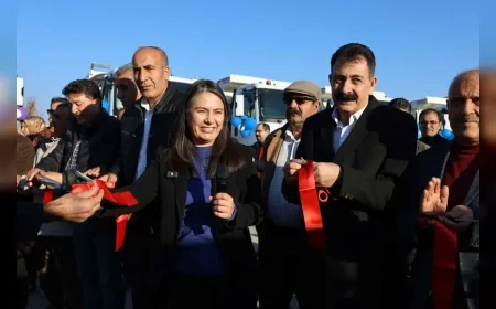 Ağrı Belediyesi Yeni Hizmet Araçlarını Konvoy Eşliğinde Kentte Tanıtarak Hizmet Kapasitesini Genişletti
