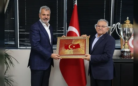Kayseri Büyükşehir Belediye Başkanı Memduh Büyükkılıç’ın Hatay’da Valilik ve Büyükşehir Belediyesi Ziyaretlerinde Deprem Sonrası Dayanışma ve İş Birliği Mesajları Öne Çıktı