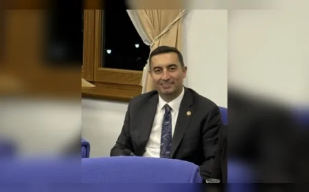 İYİ PARTİLİ BURAK AKBURAK: “VİZE KRİZİ ARTIK TEKNİK DEĞİL ULUSAL İTİBAR SORUNU; DİPLOMATİK PASAPORTA VİZE UYGULAYAN 5 ÜLKEDEN BİRİYİZ”