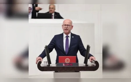 BALIKESİR MİLLETVEKİLİ SERKAN SARI SINDIRGI’DAKİ DEPREM YIKIMINI TBMM’DE ANLATTI “34 BİN NÜFUSLU İLÇE YOK OLUYOR, AFET BÖLGESİ İÇİN ORTAK İRADE ŞART”