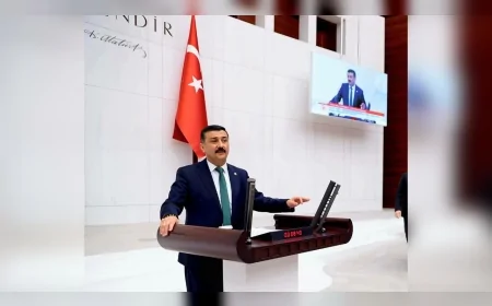 SELÇUK TÜRKOĞLU TBMM’DE 11’İNCİ MADDEYE VE ŞEHİT ANNESİNE YÖNELİK SÖZLERE TEPKİ GÖSTERDİ “YEREL YÖNETİME DARBE, ŞEHİT ANNESİNE PARMAK SALLANAMAZ”