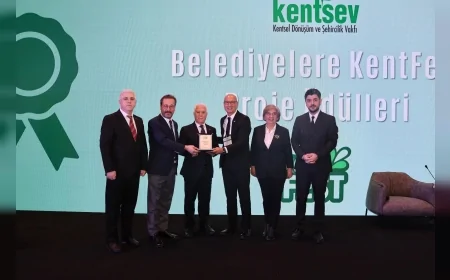 Bursa Büyükşehir Belediyesi ‘Entegre Çevre Haritaları’ ile Akıllı Şehir Proje Uygulamaları Ödülünü İstanbul’daki KentFest 2025 Töreninde Aldı