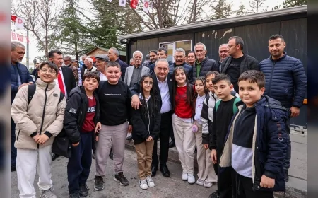 Keçiören Belediye Başkanı Mesut Özarslan Yeşiltepe’deki özel halk otobüsü şoförleriyle bir araya gelerek esnafın çalışma koşullarını güçlendiren tesis için destek mesajı verdi