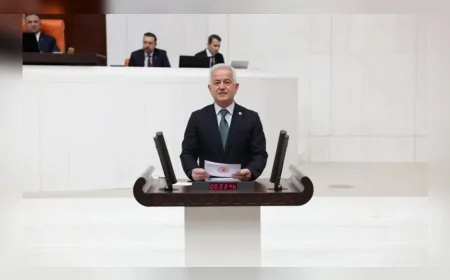 İSMET GÜNEŞHAN TBMM’DE “OKULLAR SİYASİ PROPAGANDA SAHNESİ DEĞİLDİR” DİYEREK ÇANAKKALE’DEKİ TİYATRO DAYATMASINI İFŞA ETTİ