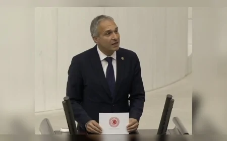 SUAT ÖZÇAĞDAŞ TBMM’DE MEB’DEKİ PERSONEL KRİZİNİ ANLATTI “100 BİN ÜCRETLİ ÖĞRETMEN VAR, 59 BİN OKULDA GÜVENLİK YOK; BU ÜLKE ÇOCUKLARINI KORUYAMIYOR”