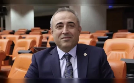 DEVA PARTİSİ MİLLETVEKİLİ DR. İRFAN KARATUTLU: “SAĞLIKTA DÖNÜŞÜM PLANLI OLSAYDI NE HEKİMİN DEĞERİ DÜŞERDİ NE DE KAHRAMANMARAŞ’TA KAYNAKLAR HEBA OLURDU”