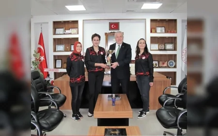 Kastamonu İl Sağlık Müdürlüğü Masa Tenisi Takımı Bölge İkinciliği Kupasıyla Dr. Fevzi Yavuzyılmaz’ı Makamında Ziyaret Etti