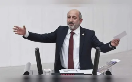 TBMM’de Deprem Konutları Eleştirisi: CHP Milletvekili Ali Öztunç “Şov Yapılıyor Ama Kahramanmaraş’ta Üç Yıldır Konutlar Teslim Edilemedi” Dedi