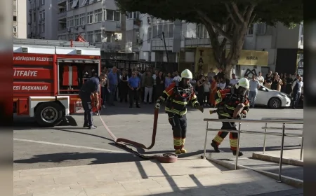 Mersin Büyükşehir Belediyesi Ana Hizmet Binası’ndaki yangın tatbikatında personel 3,5 dakikada tahliye edilerek olası acil durumlara karşı hazırlık seviyesi test edildi