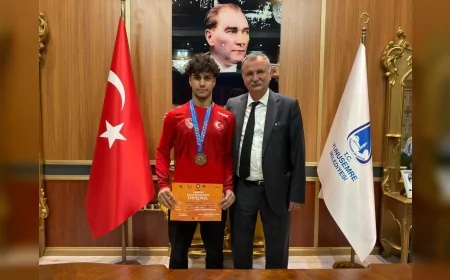 Yunusemre Belediye Başkanı Semih Balaban Milli Güreşçi Kadir Kadiroğlu’nu Makamında Ağırlayarak Başarılarını Değerlendirdi