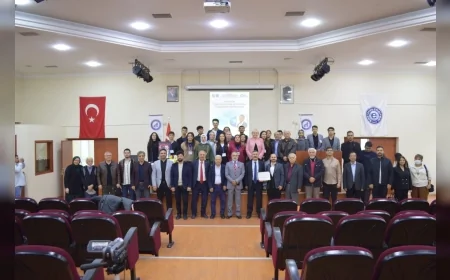 Ege Üniversitesinde düzenlenen konferansta Prof. Dr. İbrahim Maraş “FETÖ’nün Türk Dünyasıyla ilişkilerde yarattığı zihniyet tahribatını” anlattı