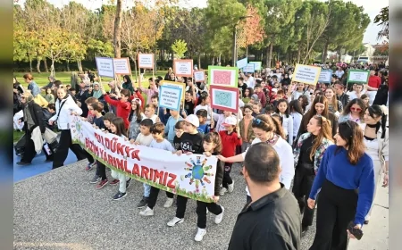 Manisa Büyükşehir Belediyesinin Dünya Çocuk Hakları Günü Etkinliğinde Minikler Atölyeler ve Yürüyüşle Haklarını Öğrenerek Gün Boyu Eğlendi