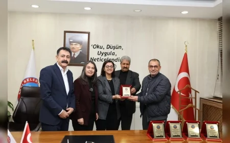 Ağrı Belediyesi Eşbaşkanları Aras ve Akkuş Temizlik İşleri Ekiplerine Özverili Çalışmaları Nedeniyle Plaket Takdim Ettiklerini Açıkladı
