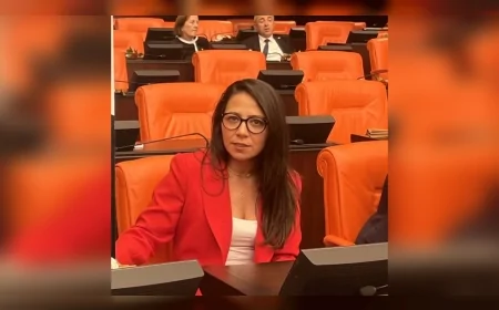 SERA KADIGİL TBMM’DE MEB BÜTÇESİNİ PROTESTO ETTİ: “HER HAFTA ÇALIŞIRKEN 2 ÇOCUK ÖLÜYOR, BÜTÇENİN YÜZDE 1,5’İYLE BİR ÖĞÜN YEMEK BİLE VERİLMİYOR”