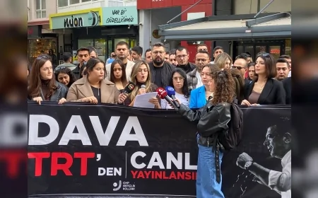 CHP İzmir Gençlik Kolları Kıbrıs Şehitleri Caddesinde İmamoğlu Davasının TRT’den Canlı Yayınlanması İçin Ortak Çağrı Yaptı
