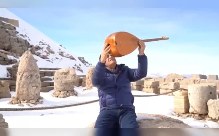 Nemrut Dağı’nda türkücü Aydın Aydın yapay zekânın meslekleri tehdit ettiği gerekçesiyle sazını taşlara vurarak parçaladı