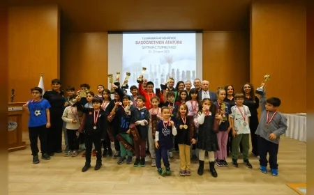 Karabağlar’da 12’nci Başöğretmen Atatürk Satranç Turnuvası Genç Sporcuları Bir Araya Getirdi