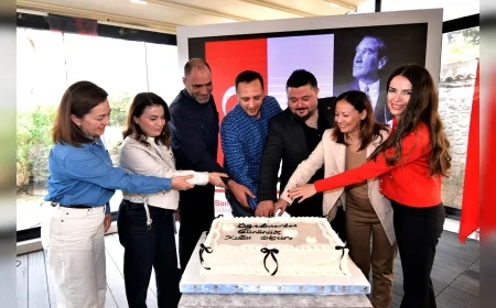 Bornova’da 24 Kasım Buluşması Dramalılar Köşkü’nde Öğretmenleri, Eğitmenleri ve Antrenörleri Aynı Masada Bir Araya Getirdi