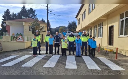 Giresun Belediyesi Köy Okullarının Önünde Yapılan Yaya Geçitleriyle Öğrencilerin Güvenli Ulaşımını Güçlendirdi