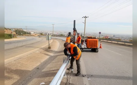 Antalya Barış Manço Bulvarı’nda 2000 Metrelik Oto Korkuluk ve Motosiklet Bariyeriyle Trafik Güvenliği Artırıldı