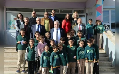 Edremit’te 24 Kasım Öğretmenler Günü için tüm okullara yapılan kapsamlı ziyaretlerde Başkan Mehmet Ertaş öğretmenlerle buluştu