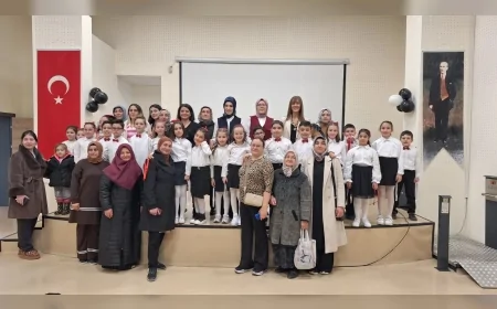 Ankara Gülveren Şehit Umut Coşkun İlkokulu’nda 24 Kasım Öğretmenler Günü Etkinliğinde Öğrenciler Öğretmenlerine Duygusal Kutlama Yaptı