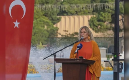 İzmir’de 25 Kasım Buluşması: “Eşit İzmir Eşit Dünya” Konferansında Kadınlar “Buradayım, İyiyim” Mesajıyla Dayanışmayı Büyüttü