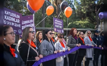 Bornova’da 25 Kasım kapsamında düzenlenen geniş katılımlı programda söyleşiler, paneller, belgesel ve tiyatro etkinlikleriyle kadına yönelik şiddete karşı güçlü dayanışma mesajı verildi