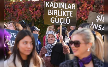 Kemalpaşa’da Kadınlardan 25 Kasım Yürüyüşünde “Şiddete Hayır” Mesajını Öne Çıkan Güçlü Katılımla Duyurdu