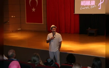 Çiğli’de Öğretmenler Günü Kutlamasında Emrah Bari Sahne Aldı ve Fakir Baykurt Salonu Kahkaha Dolu Bir Geceye Ev Sahipliği Yaptı