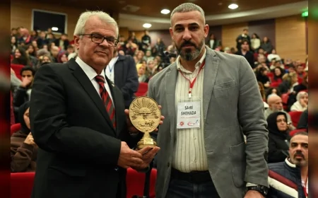 Filistinli Gazeteci Sami Shehada Kastamonu’daki Konferansta Gazze’de Yaşanan Zulmü Anlattı ve Katılımcılar Tarafından Dakikalarca Ayakta Alkışlandı