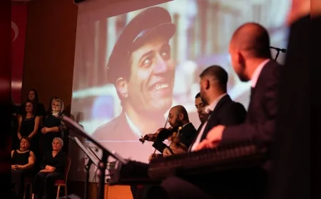 Keçiören’de Ertelenen Kemal Sunal Anma Gecesi Türkülerle Gerçekleşti ve Usta Oyuncu Vefayla Hatırlandı