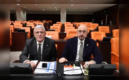 İYİ PARTİLİ UĞUR POYRAZ’DAN ADALET BAKANINA ÇOK SERT ELEŞTİRİ: “YOKLUĞU YÖNETİYORSUNUZ, HUKUK FAKÜLTELERİNİ TEST DERSHANESİNE ÇEVİRDİNİZ”