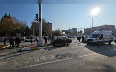 Çorum İnönü Caddesi’nde İki Otomobil Çarpıştı: Araçta Sıkışan Kerime Ş. İtfaiye Tarafından Kurtarıldı