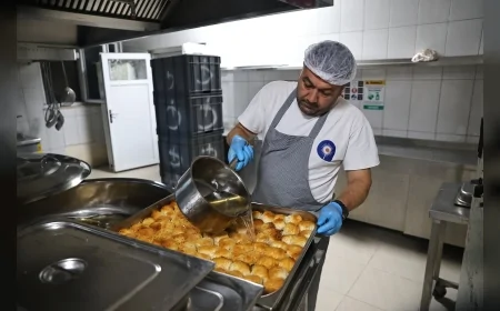 Alanya Aşevi’nin günlük 600 öğün sıcak yemek hizmeti 209 haneye ulaşarak ilçede sosyal destek çalışmalarını genişletiyor