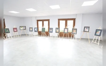 Menderes’te Otizmli Ressam Tuğcan Çobanoğlu Kadın Figürlerinden Oluşan Yeni Sergisini Yoğun İlgiyle Açtı