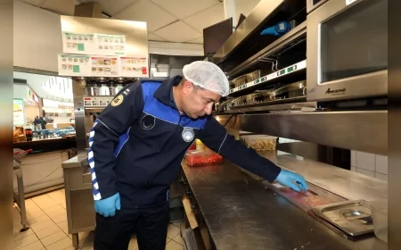 Yenimahalle Belediyesi AVM’deki fast food zincirlerine yönelik kapsamlı hijyen denetimlerinde uygunsuzluk tespit edilen işletmelere işlem uyguladı