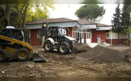 Yunusemre’de Emekli Kafe için çalışmalar hızlandı ve Laleli’deki alanda tadilat süreci yoğun şekilde sürüyor