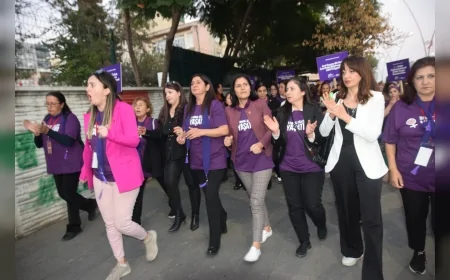 CHP ADANA KADIN KOLLARI 25 KASIM’DA KADIN CİNAYETLERİNE KARŞI YÜRÜYÜŞ VE OTURMA EYLEMİYLE ŞİDDETE DİKKAT ÇEKTİ