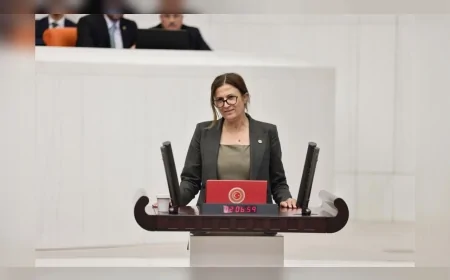 TBMM’de Türkan Elçi Diyarbakır Baro Başkanı Tahir Elçi’nin ölüm yıl dönümünde “Cezasızlık kültürü sürüyor adaletin en küçük emaresi dahi gösterilmiyor” diyerek yargı sürecindeki engelleri anlattı